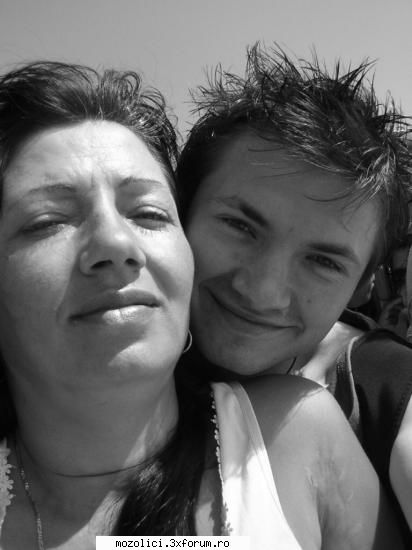 Priveste Zambeste si Adauga !!! - imi place mult poza asta:P (mi with my mom) - ----- MoZoLici Land  ------